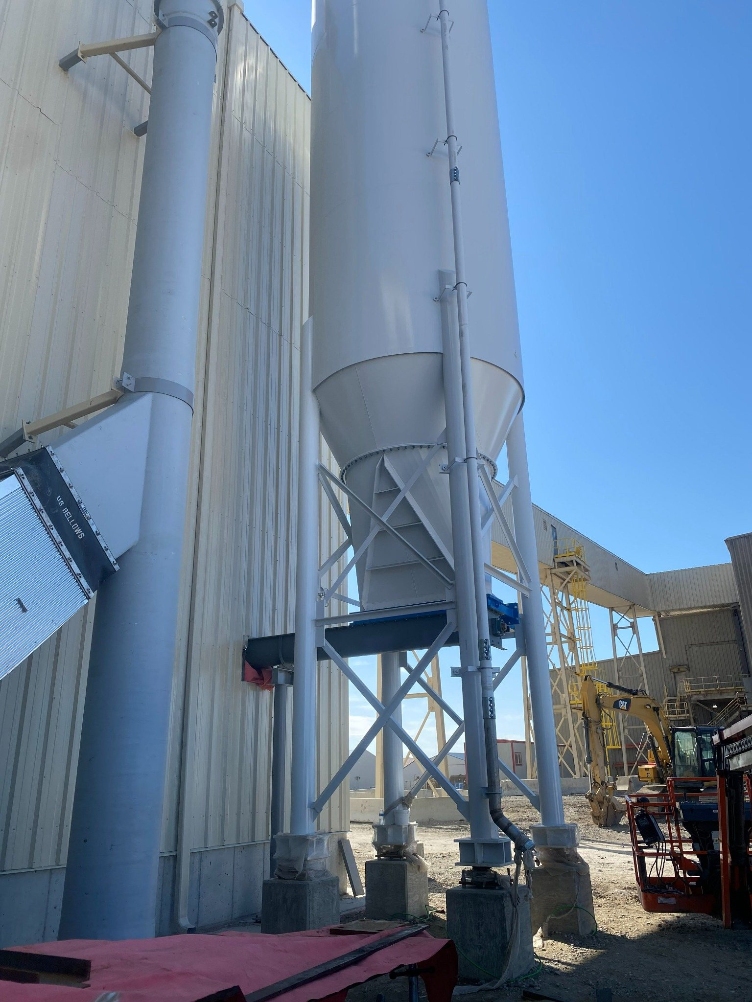 Steel structure supporting industrial silos